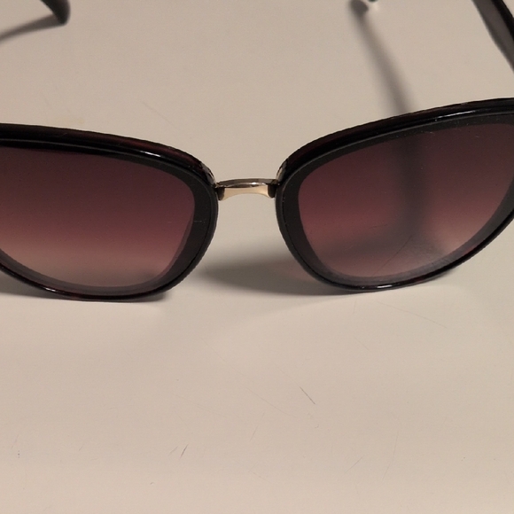 Stylish Black Sunglasses - Picture 2 of 9